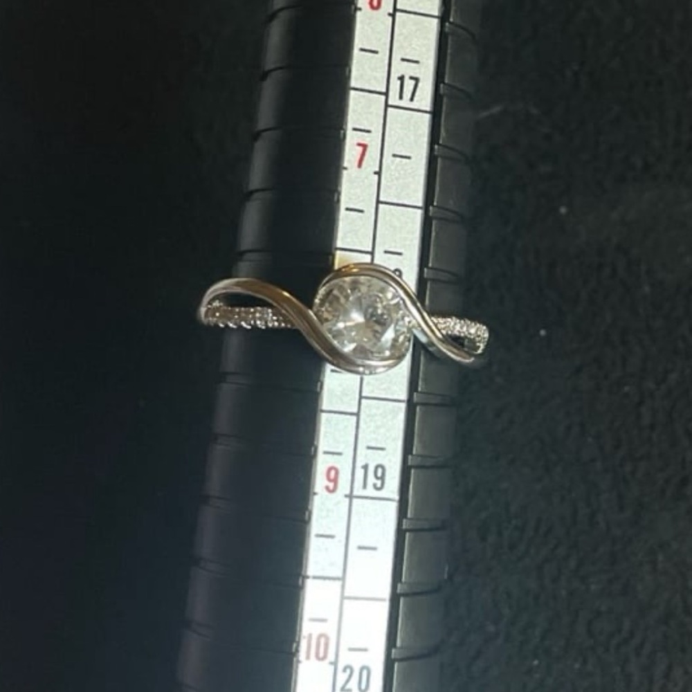 Gorgeous Certified 1.0 Round Brilliant Cut Moissanite Diamond Ring. Size 8 - Picture 11 of 11